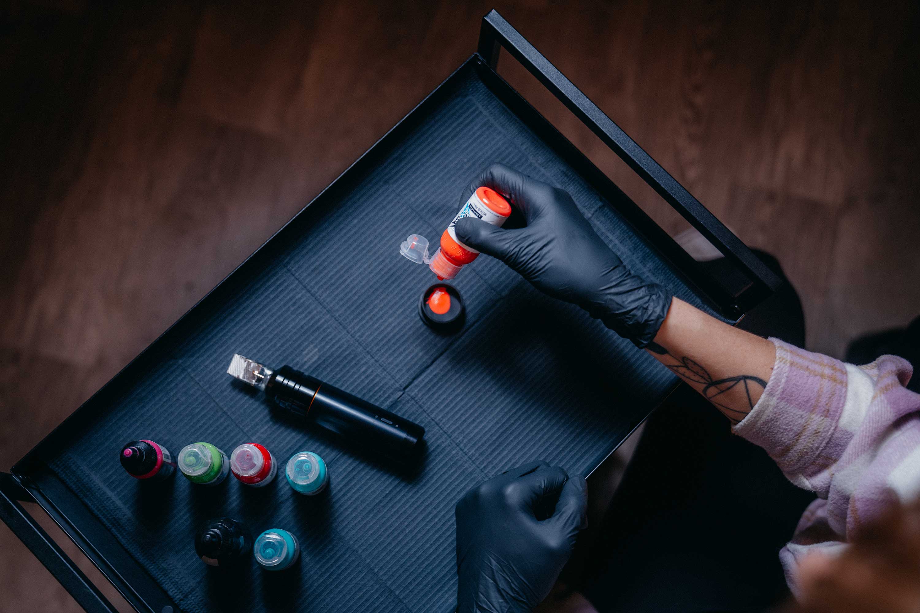 Tetovací studio Any Tattoo – pracovní stůl s návrhy