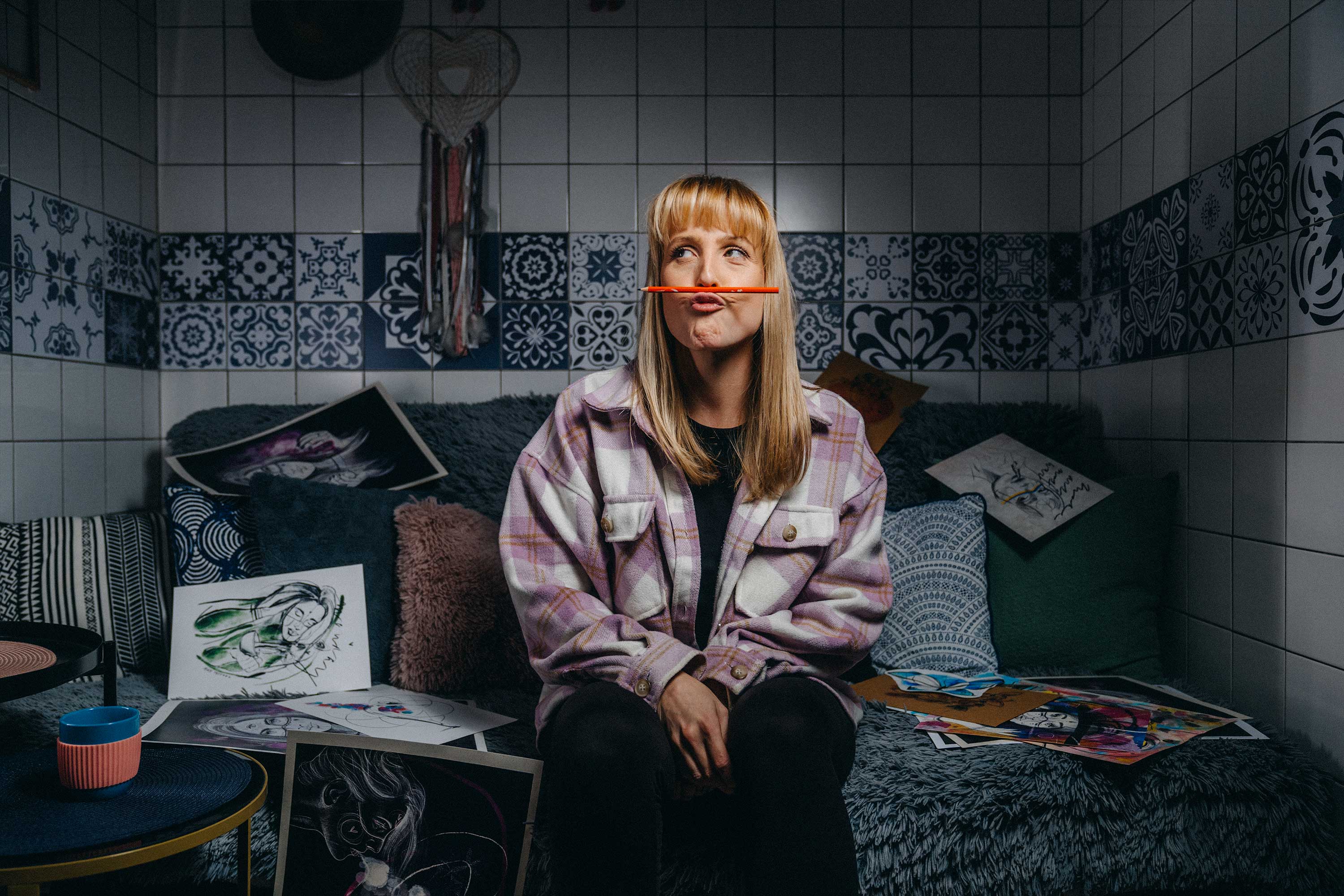 Tetování v průběhu sezení – detail ruky tatérky