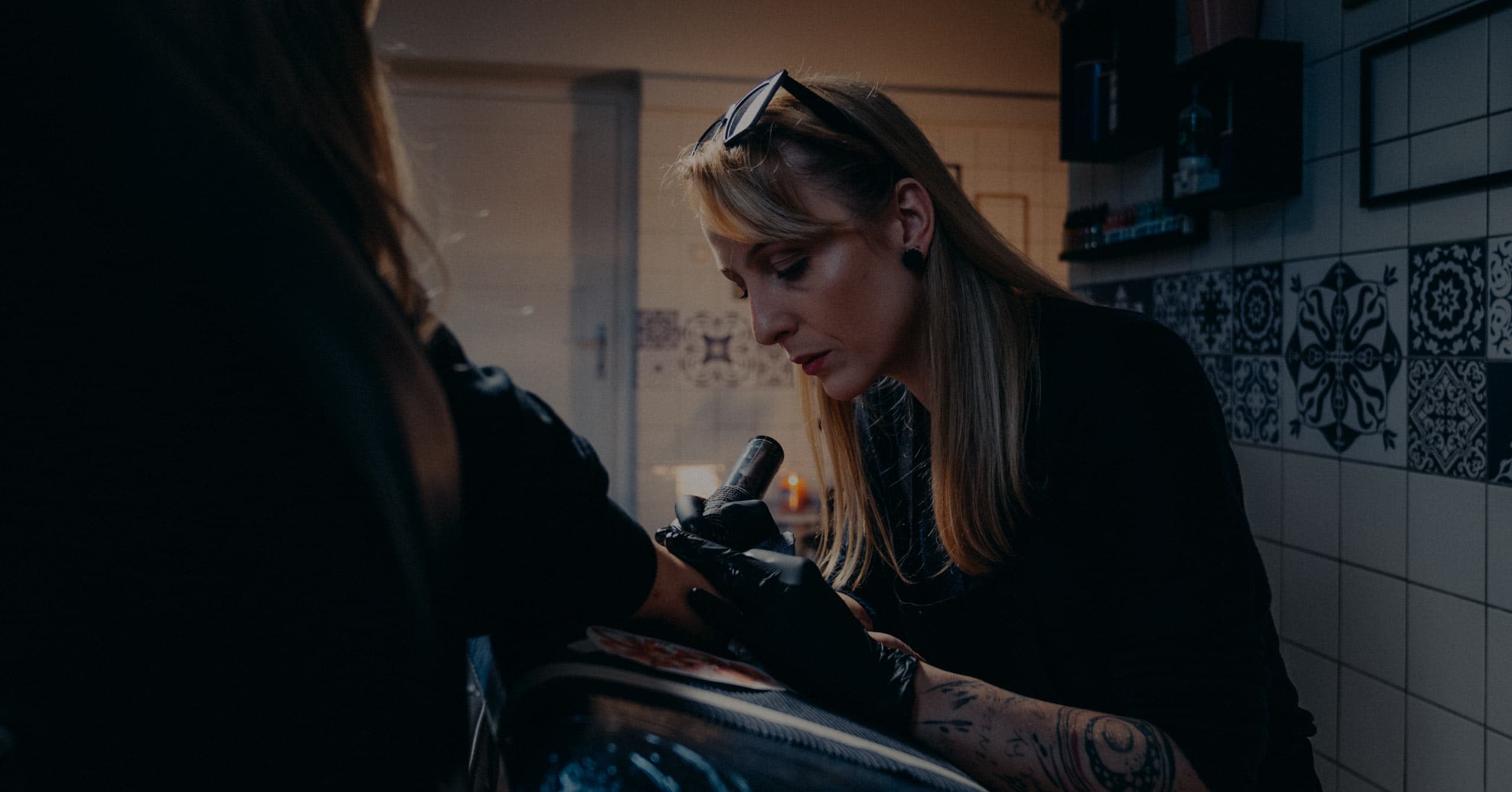 Tattoo artist Any při práci v rokycanském studiu Any Tattoo